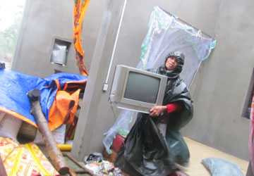 tuyệt vọng lao mình vào mưa bão để cứu tài sản.