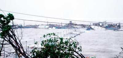 Nhà hàng nổi bị gió bão số 10 hất văng xuống đầm Lăng Cô (Thừa Thiên - Huế).