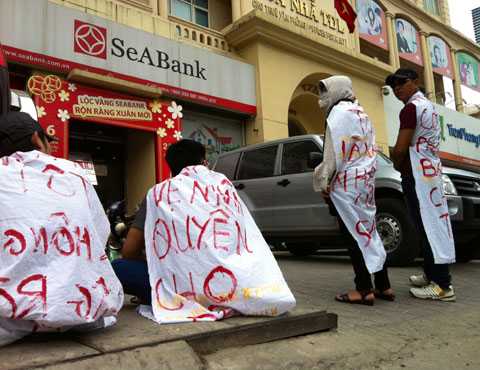 gần 20 người dân đến từ các tỉnh Hải Phòng, Hà Nội, Bắc Giang