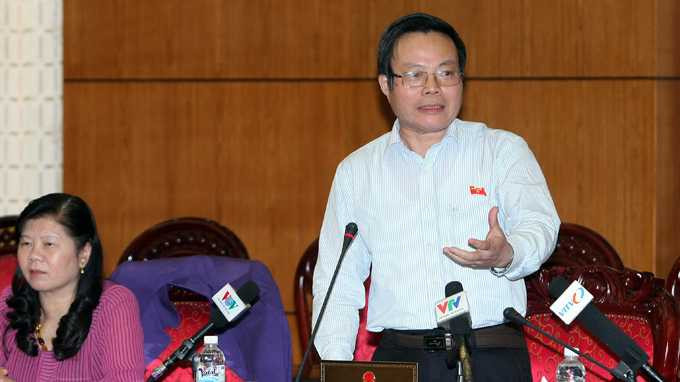 Chủ nhiệm Ủy ban Tài chính - ngân sách của Quốc hội Phùng Quốc Hiển phát biểu tại phiên thảo luận về dự án Luật xây dựng (sửa đổi) - Ảnh: Phương Hoa