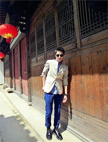 Hình Nhã Thần trông nam tính với áo vest và quần bò