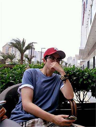 Hình Nhã Thần sinh ngày 9/12/1990 ở Phúc Châu, tỉnh Phúc Kiến, Trung Quốc