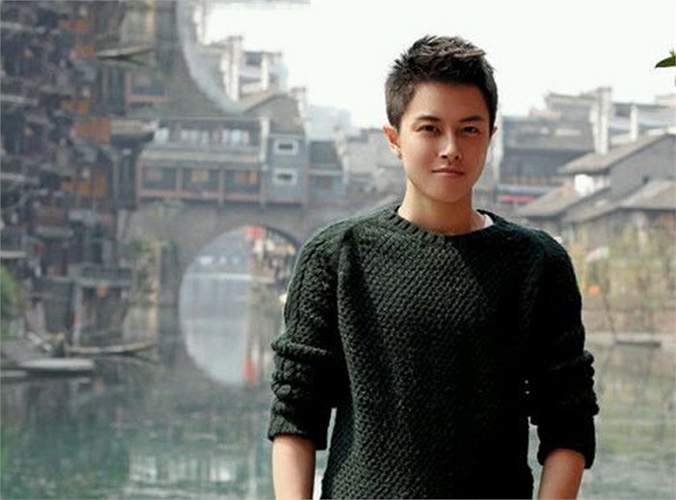 Tuy nhiên, cô luôn gây ấn tượng với người khác bằng phong cách ăn mặc nam tính của mình