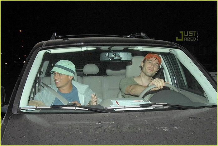 Hình ảnh thân mật của Wenworth Miller cùng bạn trai Luke McFarlane 