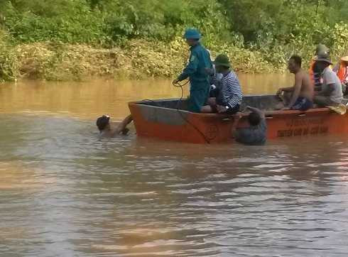 đập Khe Ang, thợ lặn chuyên nghiệp, tìm kiếm, Innova mất tích