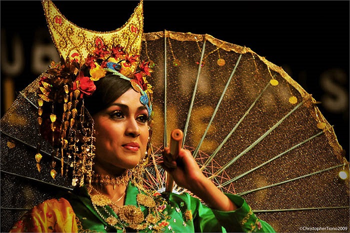 Không những thế, người Minangkabau trước kia cũng có tục nhuộm răng và có nhiều thói quen sinh hoạt tương đồng với người Việt.