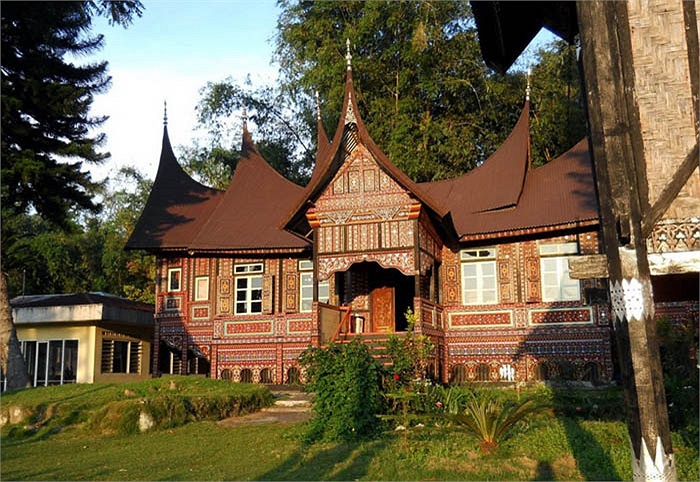 Họ trang trí, chạm khắc lên ngôi nhà của mình rất cầu kì, tinh xảo. Phối màu sặc sỡ bao quanh từ chân cột đến mái nhà. Đây là nét đặc sắc thể hiện giá trị văn hóa của người Minangkabau. 