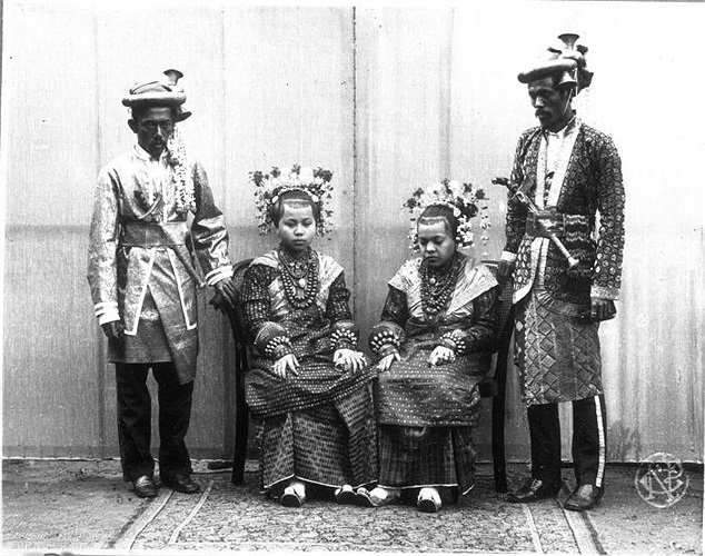 Nội dung một trong những số sách cổ đó nói về thuật bói toán và bài thuốc cổ truyền của người Minangkabau.