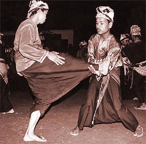 Qua các văn bản cổ, truyền thuyết, vào năm 43, nhiều tướng lĩnh của Hai Bà Trưng không chịu khuất phục giặc phương Bắc đã chạy vào phía Nam bằng đường biển.