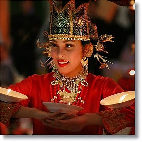 Đoàn người đã định cư ở phía tây đảo Sumatra và trở thành tộc người Minangkabau đông đúc như ngày nay. 