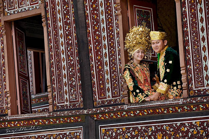 Theo đạo Hồi nhưng người Minangkabau vẫn duy trì tín ngưỡng truyền thống của dân tộc mình, đó là tín ngưỡng vật linh. Họ tin rằng tất cả các vật đều có linh hồn.