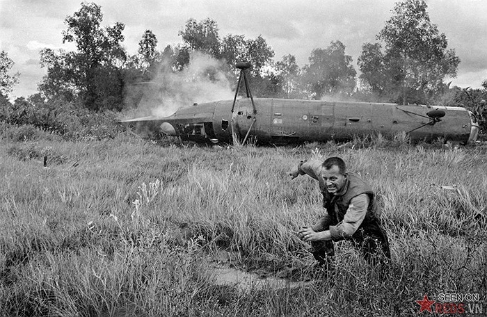 Lính Mỹ tháo chạy khỏi chiếc trực thăng chở quân CH-21 bị rơi gần một ngôi làng ở Cà Mau