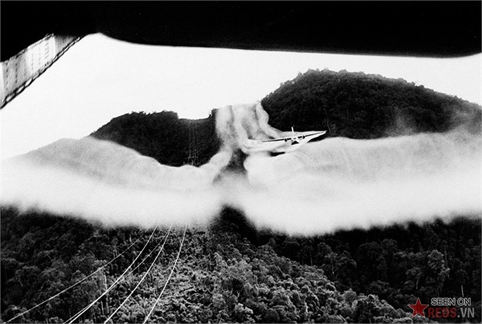 Máy bay C-123 Mỹ phun thuốc làm rụng lá trên khu rừng rậm từ Sài Gòn đến Đà Lạt