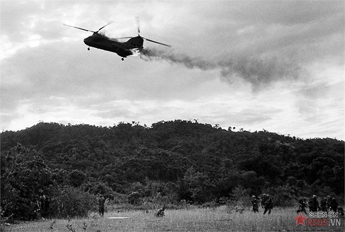 Trực thăng CH-46 Sea Knight của thủy quân lục chiến Mỹ bốc cháy và lao xuống sau khi trúng hỏa lực mặt đất của quân Giải phóng trong một chiến dịch Hastings ở phía Nam của vĩ tuyến 17 vào ngày 15/7/1966