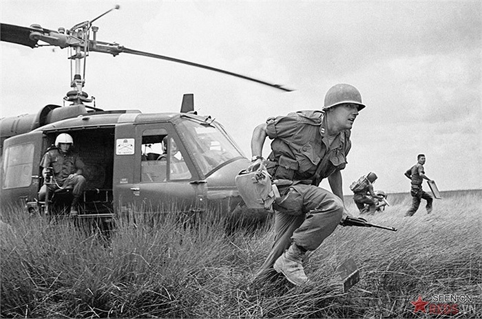 Đại úy Donald R. Brown, cố vấn của tiểu đoàn 2, trung đoàn 46, nhảy xuống từ chiếc trực thăng lao và đến vị trí ẩn nấp tại một triền ruộng trong cuộc tấn công vào quân Giải phóng ở khu vực cách Sài Gòn 24 về phía Tây, ngày 