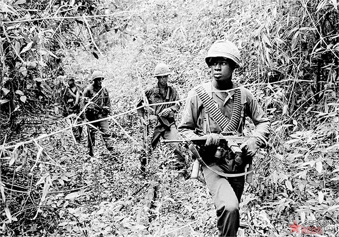 Lính Mỹ đang lùng sục nơi ẩn náu của quân Giải phóng tại một con mương lầy lội trong rừng rậm Trị An