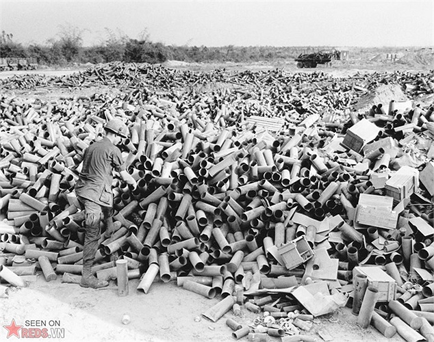 Những vỏ đạn pháo đã sử dụng chất đầy căn cứ pháo binh tại Suối Đá, tại vùng giáp ranh phía Nam chiến khu C