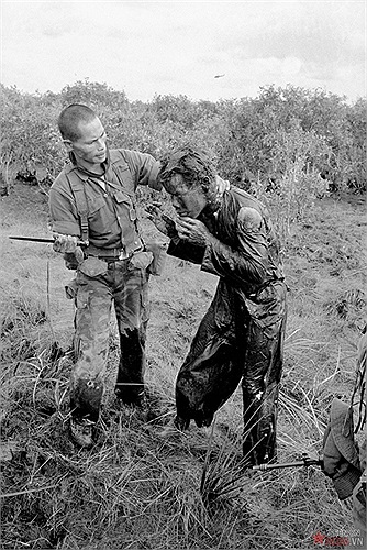 Tên lính VNCH tàn ác sử dụng cán dao đánh liên tiếp một người nông dân vì người này bị cáo buộc cung cấp những thông tin không chính xác về hoạt động của du kích Việt Cộng tại một làng phía Tây của Sài Gòn, ngày 9/1/1964