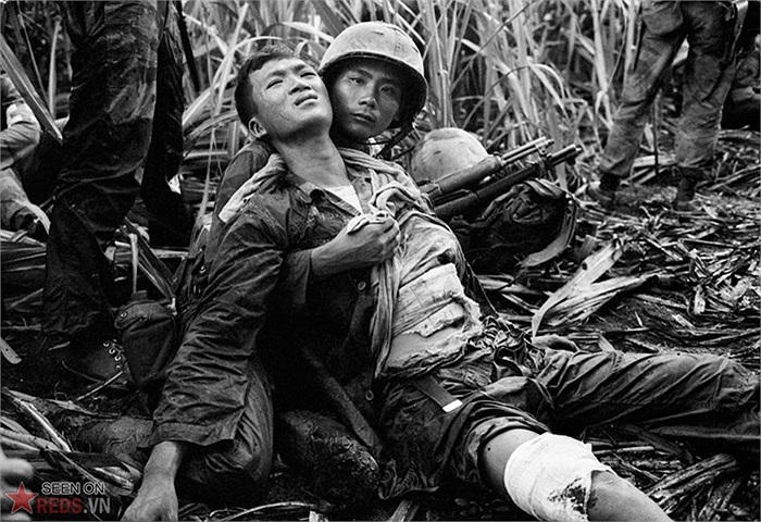 Lính VNCH bị trọng thương trong một cuộc phục kích ở Đức Hòa, cách Sài Gòn khoảng 20 km, ngày 5/8/1963