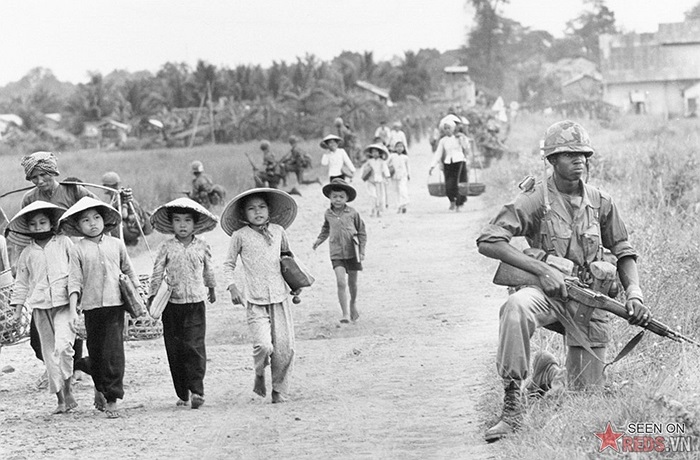 Phụ nữ và trẻ em Việt Nam trên đường từ trường học trở về nhà ở làng Xuân Điền, Bến Cát, Bình Dương