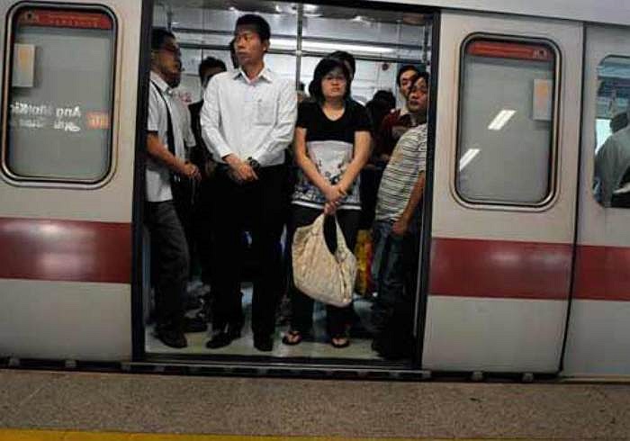 2.Một số tỷ phú như nhà đầu tư công nghệ David Cheriton với tài sản ước tính khoảng 1,3 tỷ USD. nhưng không thích chi tiền sử dụng các phương tiện giao thông mà ông lại chọn cách đi bộ 