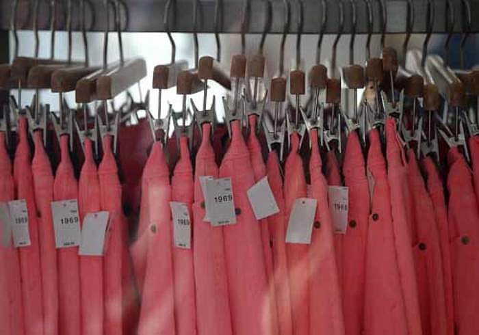 3. Nên chọn cách ăn mặc giản dị. Với tỷ phú David Cheriton thường thích mặc quần jeans với áo phông hơn là những bộ comple 