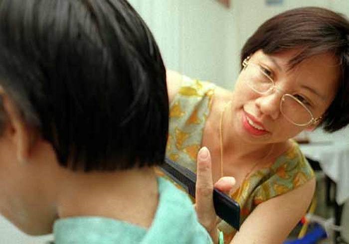 4. Bằng cách tự mình cắt tóc cho những người thân và ngược lại sẽ giúp bạn tiết kiệm hàng trăm USD mỗi năm 