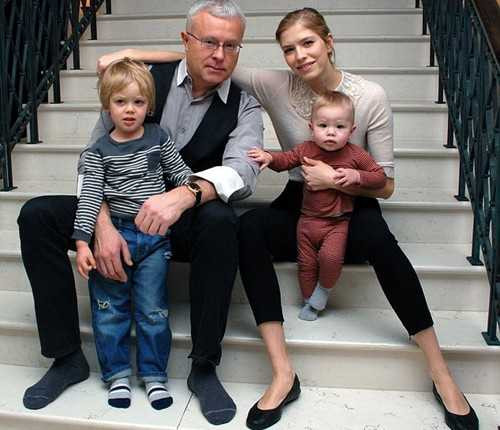 Bé Yegor 15 tháng tuổi (áo đỏ) - ứng cử viên HĐQT Hãng hàng không số 1 của Nga Aeroflot.