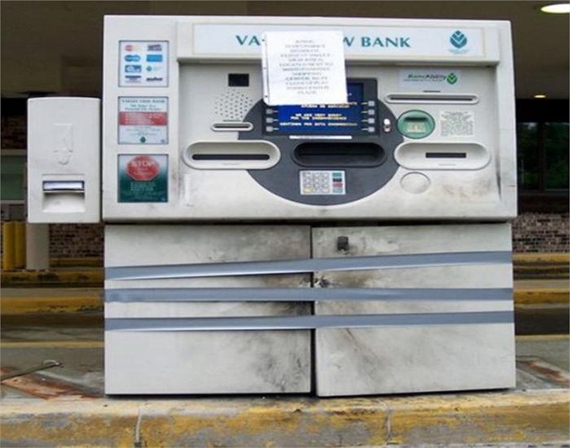Một cây ATM với thân-thể đầy chiến tích.
