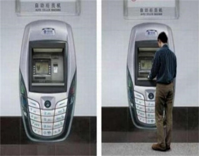 ATM với hình dáng của một chiếc điện thoại di động. 