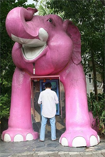 Cây ATM đặt trong lòng một con voi khổng lồ.