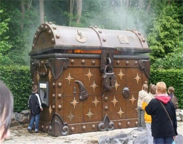 Còn đây là cây ATM được thiết kế dưới dạng một chiếc rương chứa đầy kho báu. 