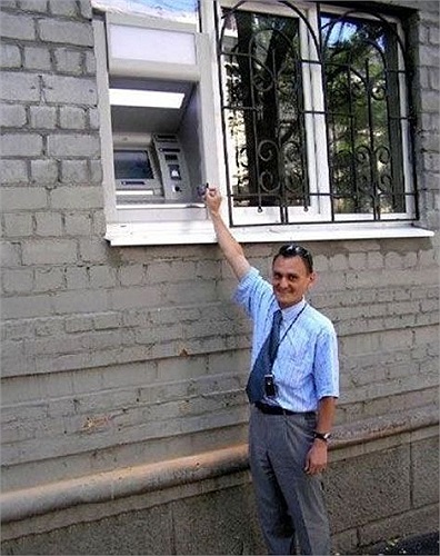 Đặt ở vị trí chới với thế này, cây ATM quả thực thách đố với những người sở hữu chiều cao thông thường.