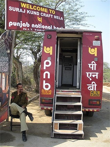 Một chiếc cầu thang được lắp đặt để giúp người rút tiền đến được với cây ATM trong lòng xe tải này.