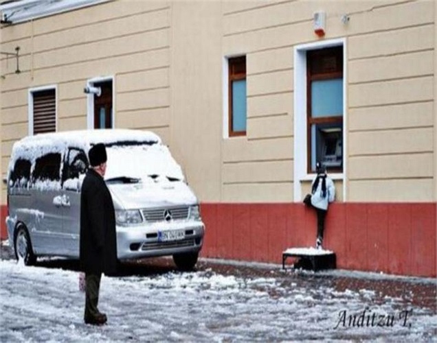 Trong trường hợp không có bạn bè trợ giúp, bé đành phải nhờ tới một bục gỗ mới có thể với tới màn hình ATM.