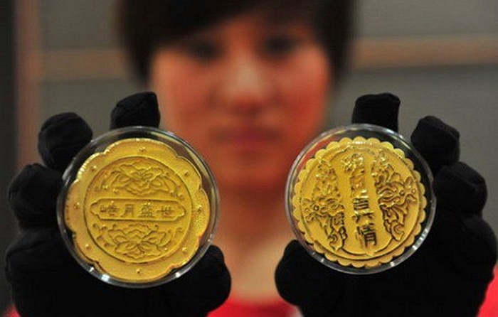 Trung thu năm 2011, một cửa hàng vàng tại Thẩm Dương, Liêu Ninh, Trung Quốc) sản xuất những chiếc bánh trung thu làm bằng vàng ròng. 