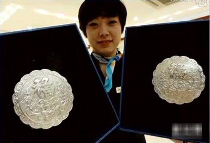 Những chiếc bánh trung thu bằng bạc cũng ra mắt, thu hút khách hàng 'đại gia'. 