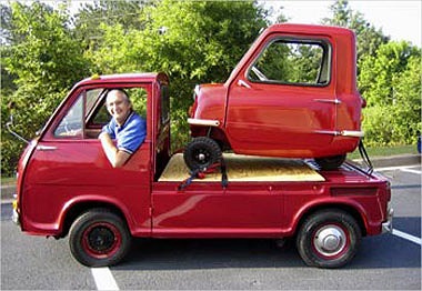 Trước đó, nhà sản xuất xe hơi duy nhất trên đảo nhỏ Isle of Man - Peel Engineering đã cho ra đời chiếc xe 3 bánh nhỏ nhất thế giới Peel P50, động cơ 2 thì dung tích 50cc. P50 được trang bị tay kéo phía sau, nhằm hỗ trợ quy trình đỗ xe và giúp chủ nhâ