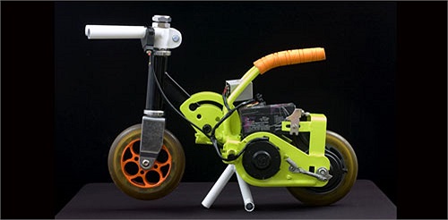 Santhosh đến từ thị trấn nhỏ của Mysore, Ấn Độ, là tác giả của xe máy điện Moosshiqk. Đây được coi là chiếc xe máy chạy điện nhỏ nhất thế giới. Các thông số kĩ thuật cho thấy, xe chỉ nặng vẻn vẹn 3,28 kg, cao 30,5 cm và dài 45,7 cm. Xe có tốc độ tối 