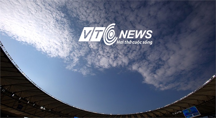 Bầu trời Rio de Janeiro qua mái vòm Maracana trước giờ bóng lăn.