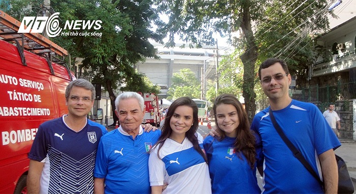 Các fan xứ mỳ ống trên đường vào Maracana.