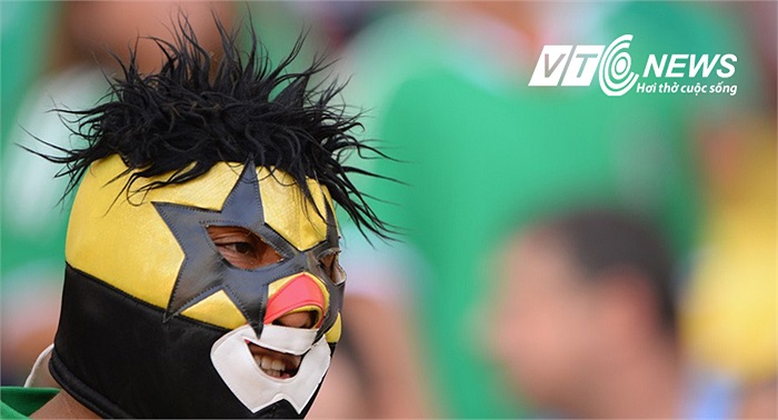 Một cách cổ động gớm ghiếc khác của fan Mexico.