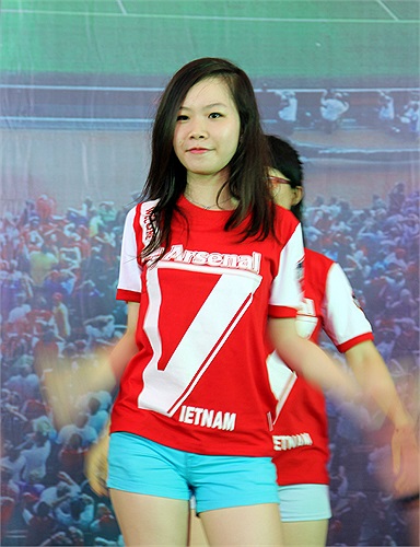 Một nữ fan tham gia nhảy Flashmob khai mạc buổi Big off.