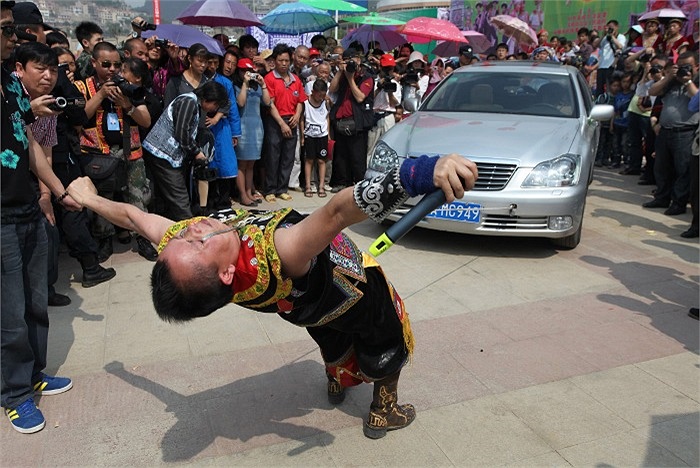 Anh Yang Guanghe, tại Trung Quốc có khả năng kéo xe hơi nặng hơn 1,5 tấn chỉ với cặp mắt của mình. 