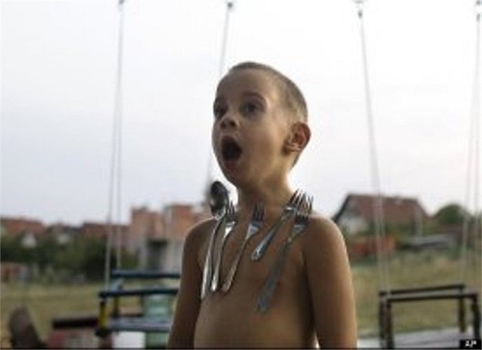 Cậu bé David Petrovic, 4 tuổi tại Serbia được gán biệt danh là người nam châm.