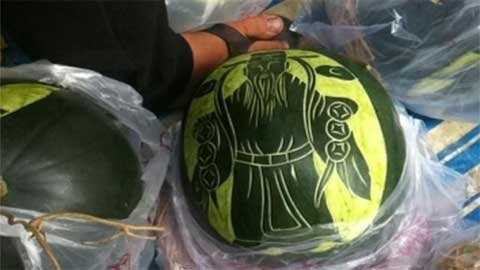 Nhiều người sẵn sàng bỏ ra cả triệu đồng để sở hữu 3 trái dưa (60kg) và khắc bộ tam đa Phúc, Lộc, Thọ.