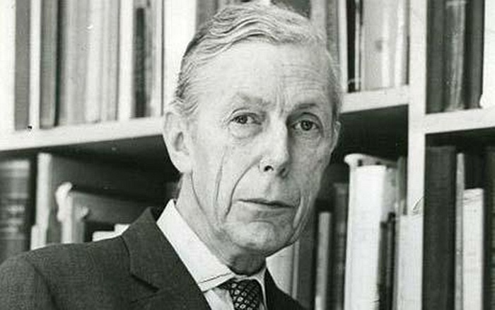Anthony Blunt, một điệp viên kỳ cựu của cơ quan tình báo MI5, Anh đã từng được Nữ hoàng anh phong tước Hiệp sĩ nhưng thực chất lại là gián điệp của Liên Xô