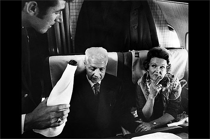 Morris và Lona Cohen, 2 công dân Mỹ làm điệp viên cho Liên Xô và những năm 1930, sau khi bại lộ tiếp tục chuyển sang London, Anh hoạt động gián điệp và cuối cùng trở về Liên Xô tham gia đào tạo điệp viên trẻ