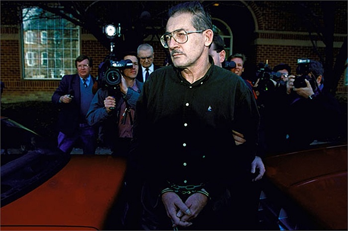 Aldrich Ames, cựu nhân viên phản gián của CIA đã đồng ý bán bí mật cho KGB với giá 4.6 triệu USD để trang trải nợ nần