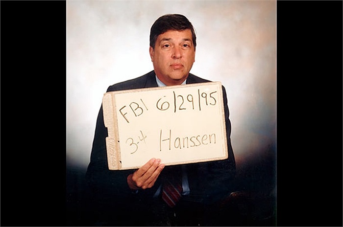 Robert Hanssen, nhân viên phản gián của FBI bắt tay bán bí mật cho Liên Xô từ năm 1979 và tới năm 2001 mới bị phát hiện